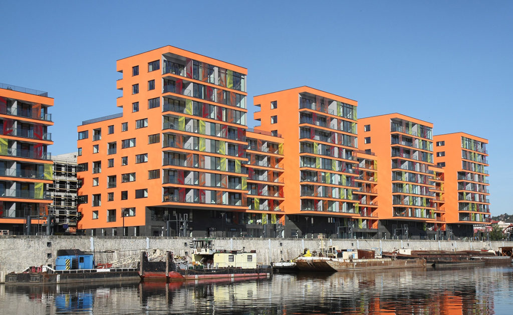 Marina bytový komplex pohled od řeky